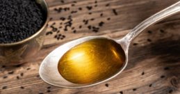 Schwarzkümmelöl? auf einem Löffel
