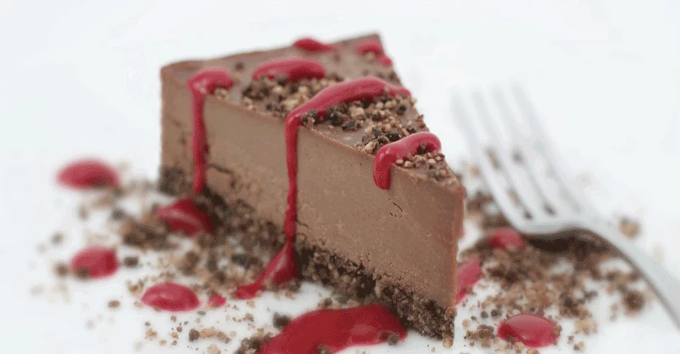 Vegane Schokoladentorte aus Tofu am Teller