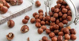 Geschälte Haselnüsse in einer Schüssel