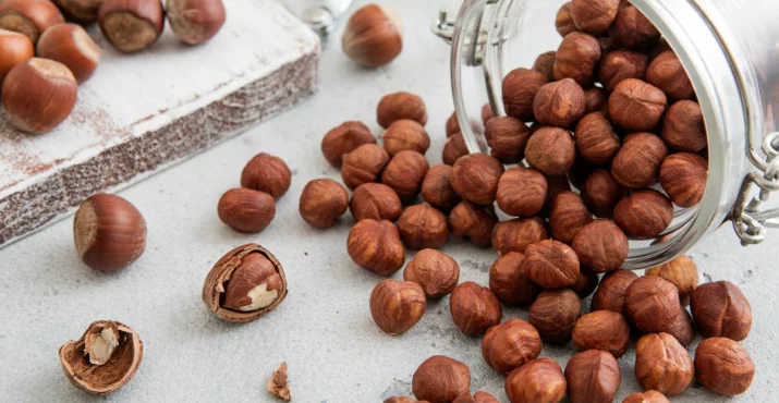 Geschälte Haselnüsse in einer Schüssel
