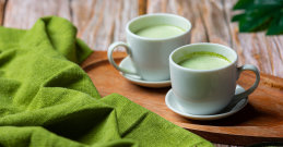 Zwei Tassen Matcha am Holz Tisch