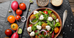 Salat mit Gemüse und Chiasamen