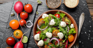 Salat mit Gemüse und Chiasamen
