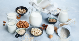 ein Tisch mit Milchersatzprodukten und Nüssen