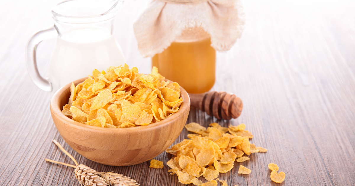 Cornflakes in einer Holz Schüssel