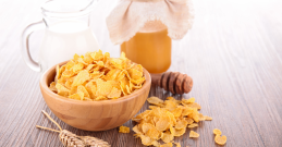 Cornflakes in einer Holz Schüssel