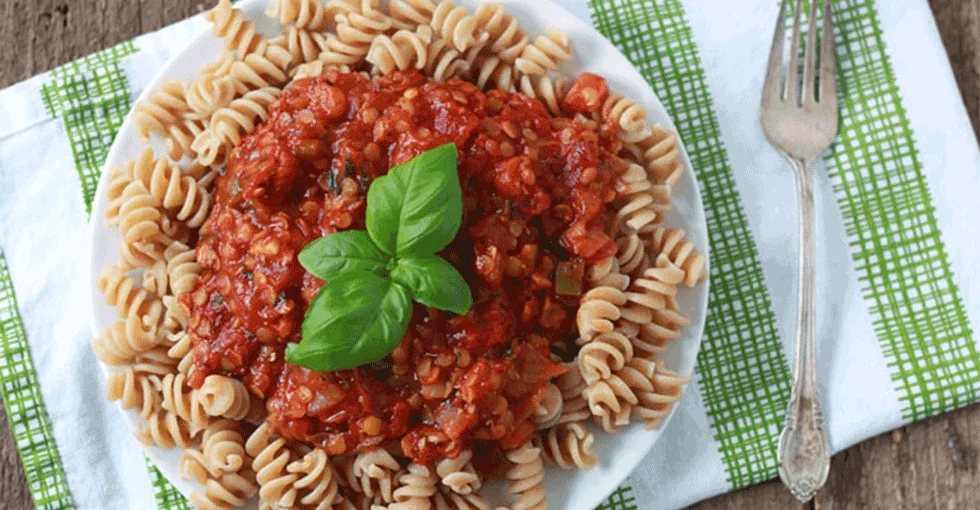 Rote Linsensauce mit Nudeln