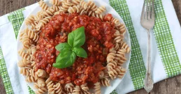Rote Linsensauce mit Nudeln