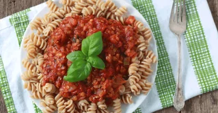 Rote Linsensauce mit Nudeln