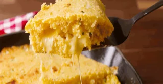 Polenta mit Mozzarella und Sesam