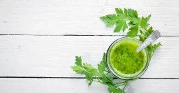 Cholesterin senken mit Petersilie – einfaches Petersiliengetränk