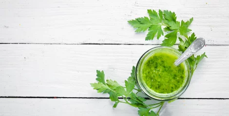 Cholesterin senken mit Petersilie – einfaches Petersiliengetränk