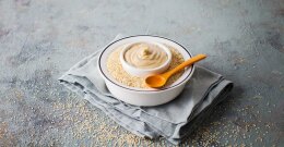 Tahini in einer Schüssel mit Samen