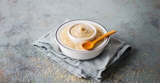 Tahini in einer Schüssel mit Samen