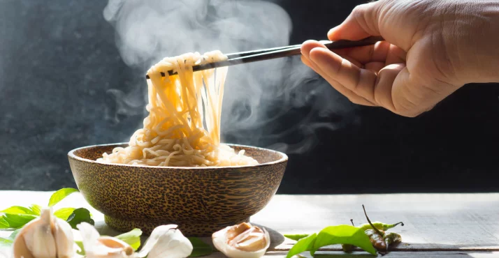 heiße Reisnudeln in einer Schüssel