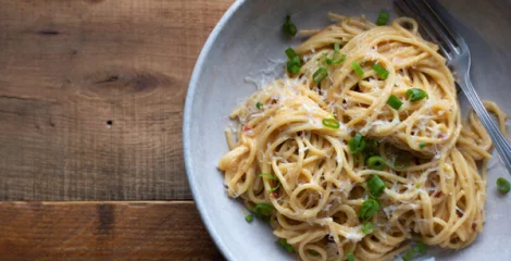 Japanisches gericht mit Miso-Paste und Nudeln