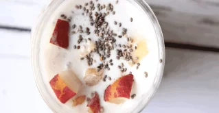 Cremiger Chia-Pudding mit Joghurt und Früchten