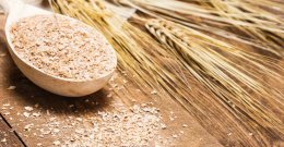 Weizenkleie in einem Holz Löffel
