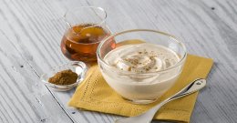 Zimttee, eine Schale Zimtjoghurt und ein Löffel Zimt
