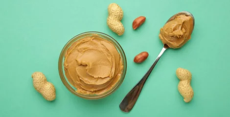 Erdnussbutter auf einem Löffel