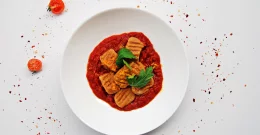 Gnocchi aus Süßkartoffeln und Dinkelmehl in einer Roten Sauce