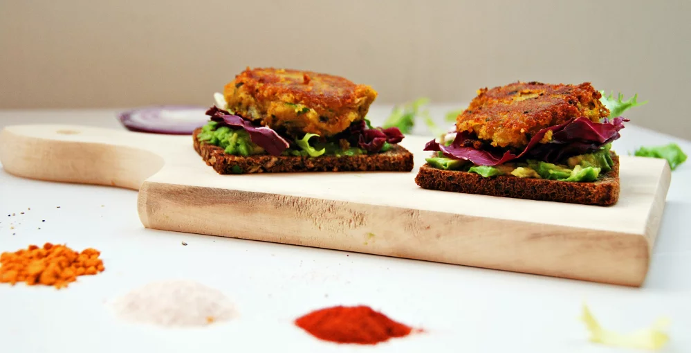 Rote-Linsen-Polpette auf Avocado-Toast