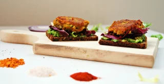 Rote-Linsen-Polpette auf Avocado-Toast