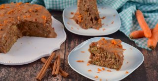Geschnittenes Karottenkuchen auf Tellern