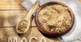 Maca-Pulver in einer Schüssel mit einem Löffel Pulver daneben