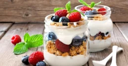Frühstücksidee: Knuspriges Granola Parfait mit Joghurt und Früchten!