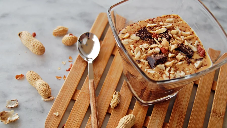 Snickers Chia Pudding im Glasbecher