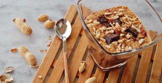 Snickers Chia Pudding im Glasbecher