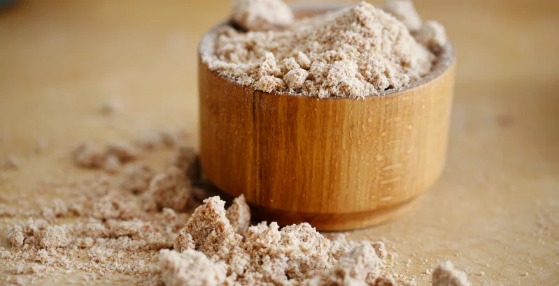 Erdnussmehl in einer Holzschüssel