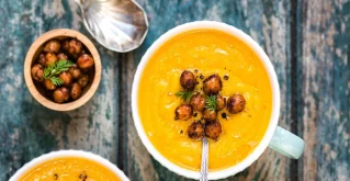 Kichererbsen statt Nudeln: Würzige Suppe für kalte Tage!
