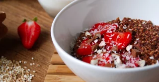 Buchweizengrieß mit Erdbeeren – leicht & aromatisch!