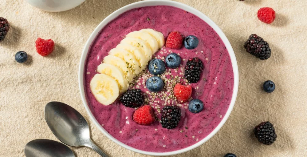 Acai-Bowwl mit Früchten in einer Schüssel
