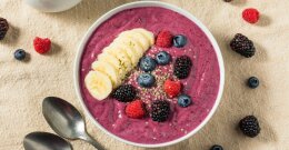 Acai-Bowwl mit Früchten in einer Schüssel