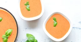 Kalte Suppe mit Tomaten und Joghurt – leicht, cremig und sommerlich!