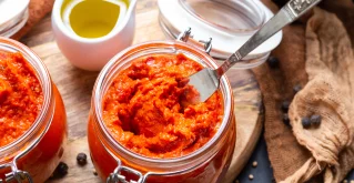 Veganer Aufstrich aus Paprika, Zucchini und getrockneten Tomaten – Ajvar!