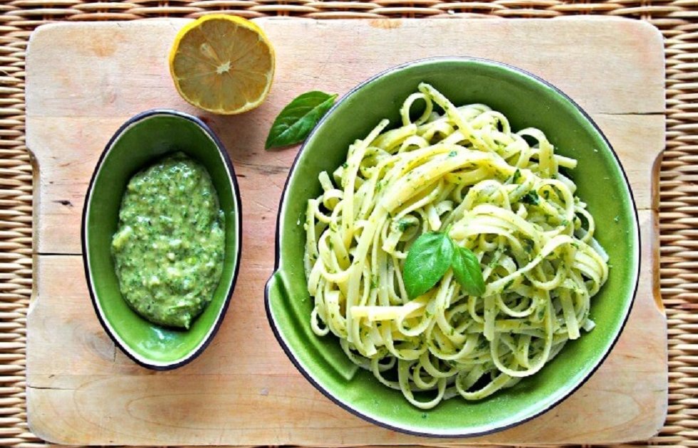 Nudeln mit Hanfpesto in einer Schüssel