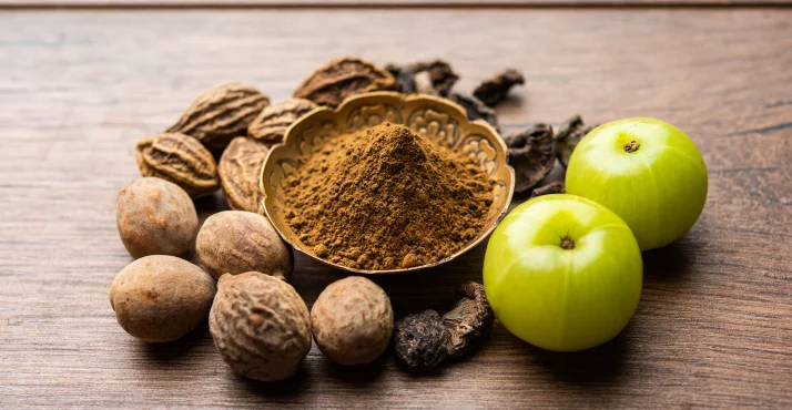 Triphala-Pulver in einer goldenen Schüssel