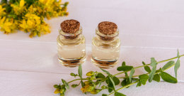 Johanniskraut Öl in zwei Fläschchen