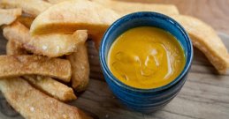 Currypaste in einer blauen Schüssel