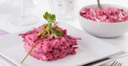 Rosa Salat am Teller