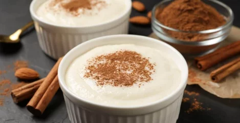 Dinkelgrießpudding mit Zimt in einer kleinen Schüssel