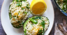 Avocado-Schälchen mit Couscous-Salat