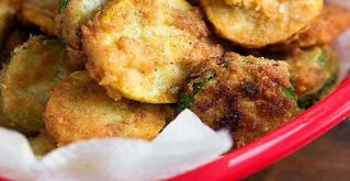 Knusprige Zucchini in einer Roten Schüssel