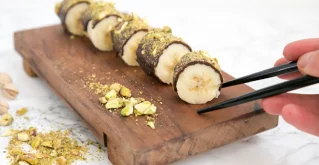 Süßes Sushi aus Banane und Schokolade
