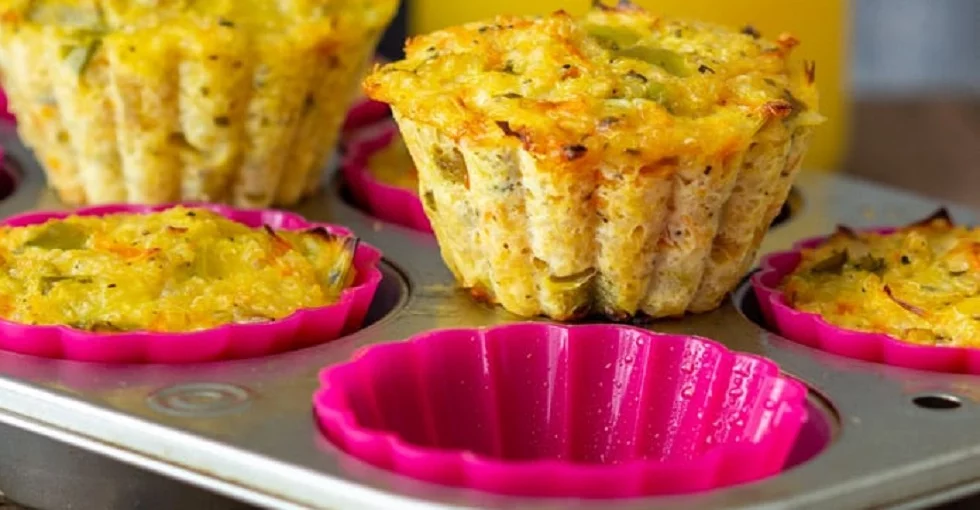 Quinoa-Gemüse-Muffins, gebacken in pinken Kuchenformen.