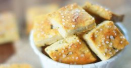 Mediterrane Kräuterbrötchen in einer Schüssel